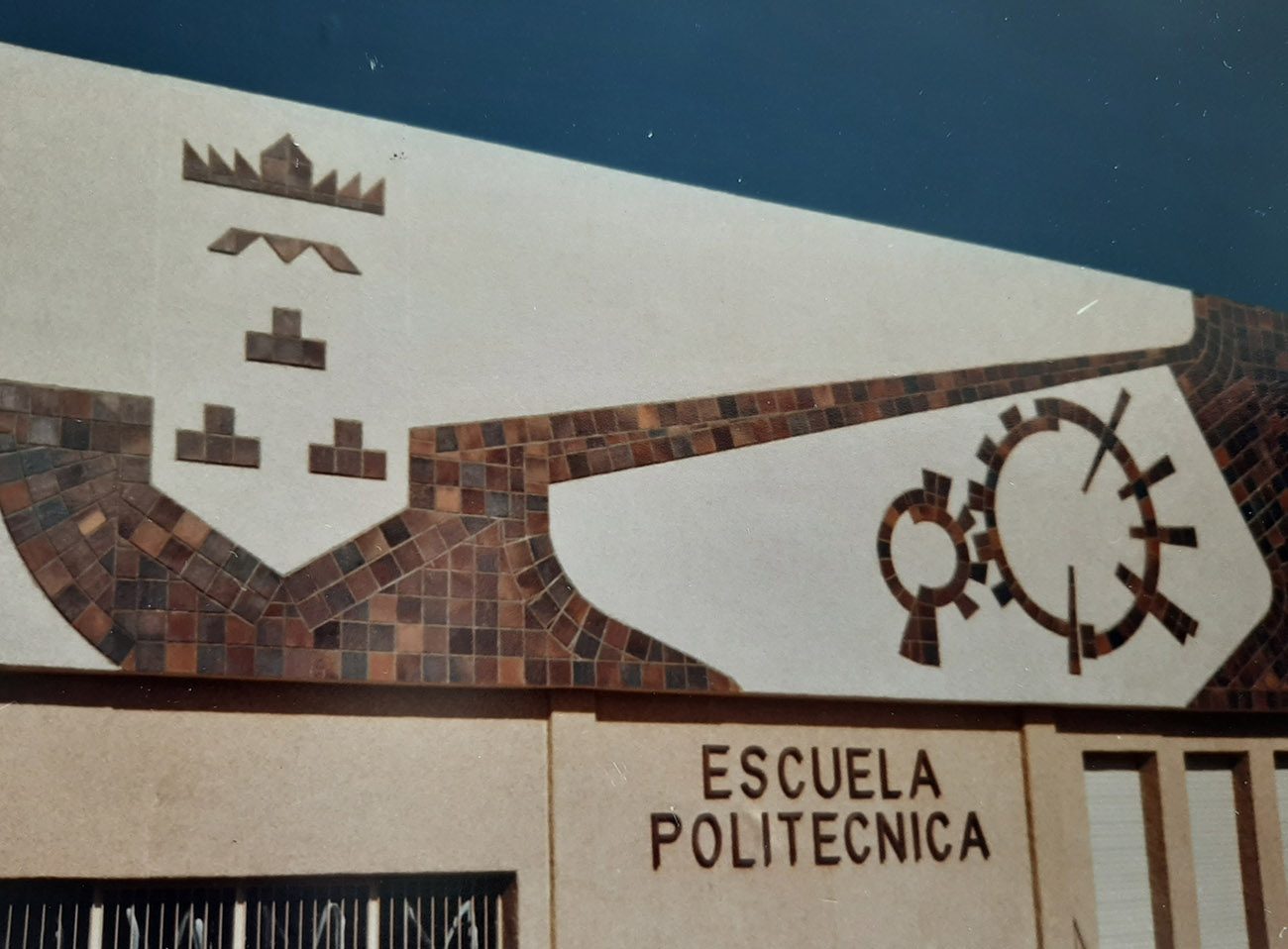 Juan Amo. (1984). MURAL Fachada Escuela Universitaria Politécnica de Albacete. 50 m2